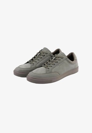Paire de baskets basses grises décontractées avec lacets et semelles en caoutchouc, montrée sous un angle avant latéral sur fond blanc.