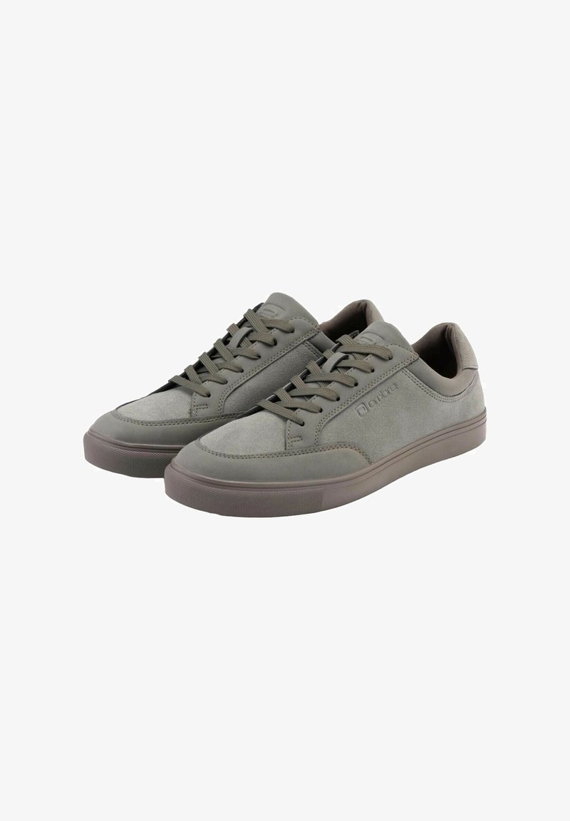 Paire de baskets basses grises décontractées avec lacets et semelles en caoutchouc, montrée sous un angle avant latéral sur fond blanc.