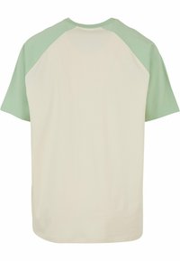Urban Classics RAGLAN TEE - Trükipildiga T-särk - whitesand vintagegreen