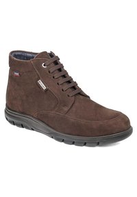 Bottines en daim marron, à bout rond, avec fermeture à lacets et semelle en caoutchouc. Présente une étiquette imperméable et des détails cousus sur les côtés.