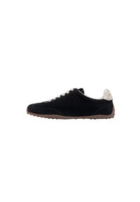 Zapatilla de ante negra con un acabado texturizado, cordones de color claro y un acento trasero con estampado. Suela de goma marrón con características de agarre.