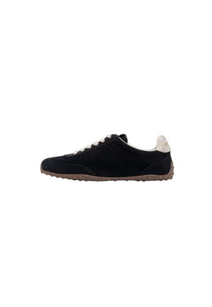 Zapatilla de ante negra con un acabado texturizado, cordones de color claro y un acento trasero con estampado. Suela de goma marrón con características de agarre.