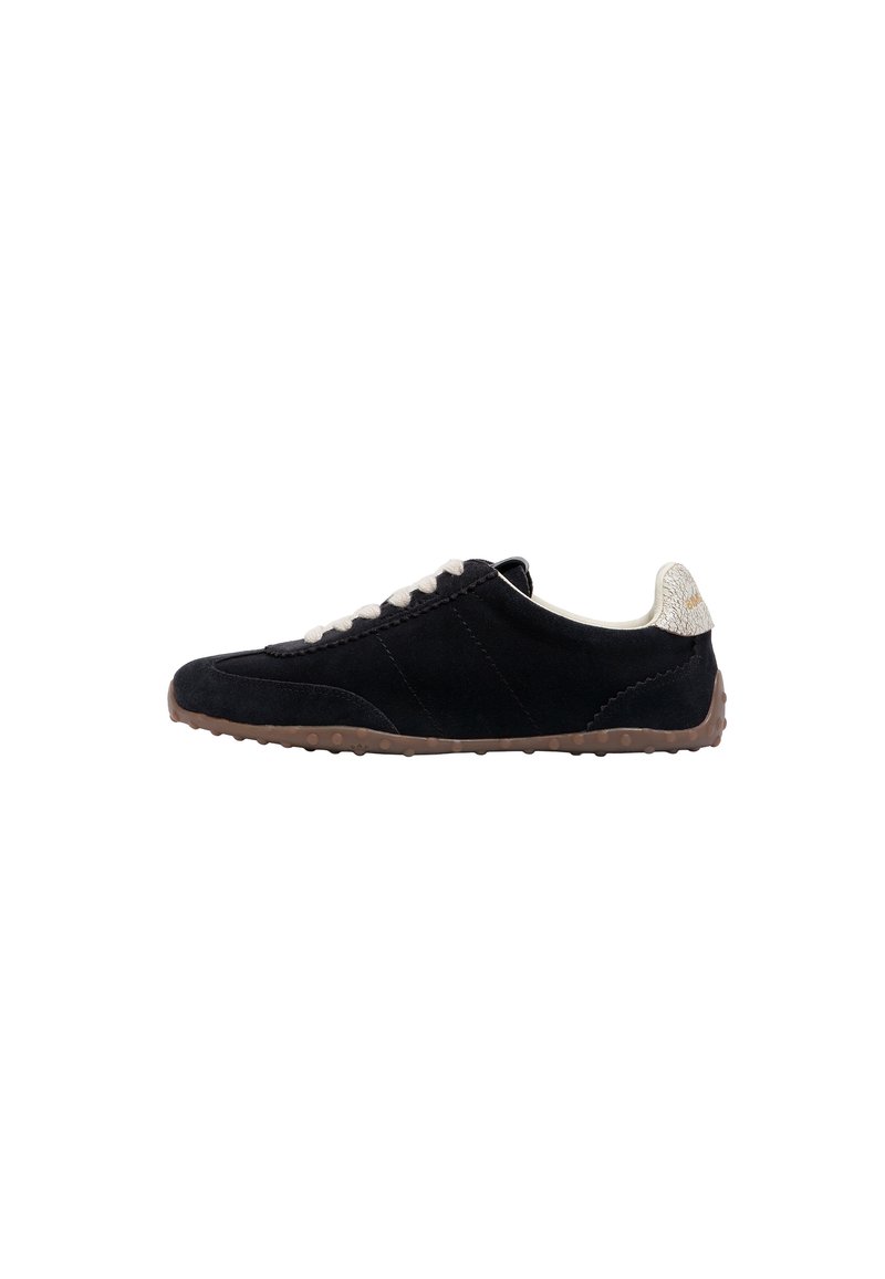 Zapatilla de ante negra con un acabado texturizado, cordones de color claro y un acento trasero con estampado. Suela de goma marrón con características de agarre.