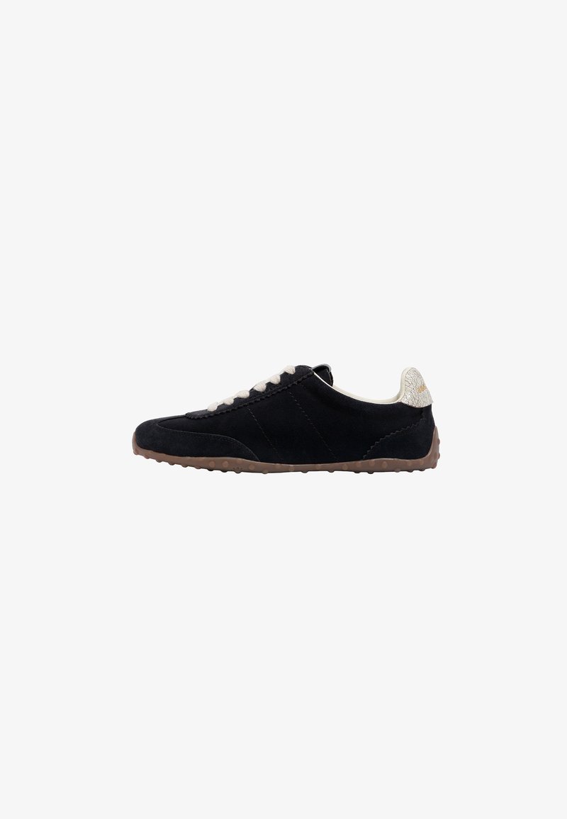 Zapatilla de ante negra con un acabado texturizado, cordones de color claro y un acento trasero con estampado. Suela de goma marrón con características de agarre.