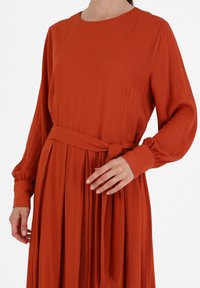 Modanisa Maxi šaty - copper color