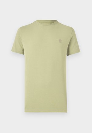 Světle zelené tričko s krátkými rukávy a kulatým výstřihem s malým tónovaným logem na levé straně hrudi.