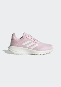 Scarpe sportive rosa con una parte superiore in rete traspirante, logo bianco a tre strisce e suola bianca ammortizzata. Punta arrotondata e design con lacci.