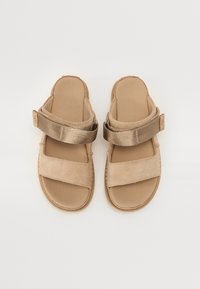 Beige sandalen met een zachte suede bovenkant en een satijnen band over de wreef. Voorzien van een gevoerd voetbed en een ronde neusdesign.