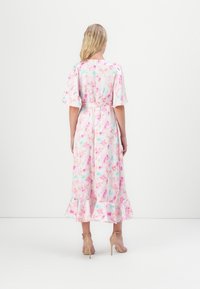 Φλοράλ μίντι φόρεμα με κοντά φουσκωτά μανίκια, ροζ και μέint κηλίδες νερού, στενή μέση και φούστα με ρέουσες λεπτομέρειες, κατασκευασμένο από ελαφρύ ύφασμα.