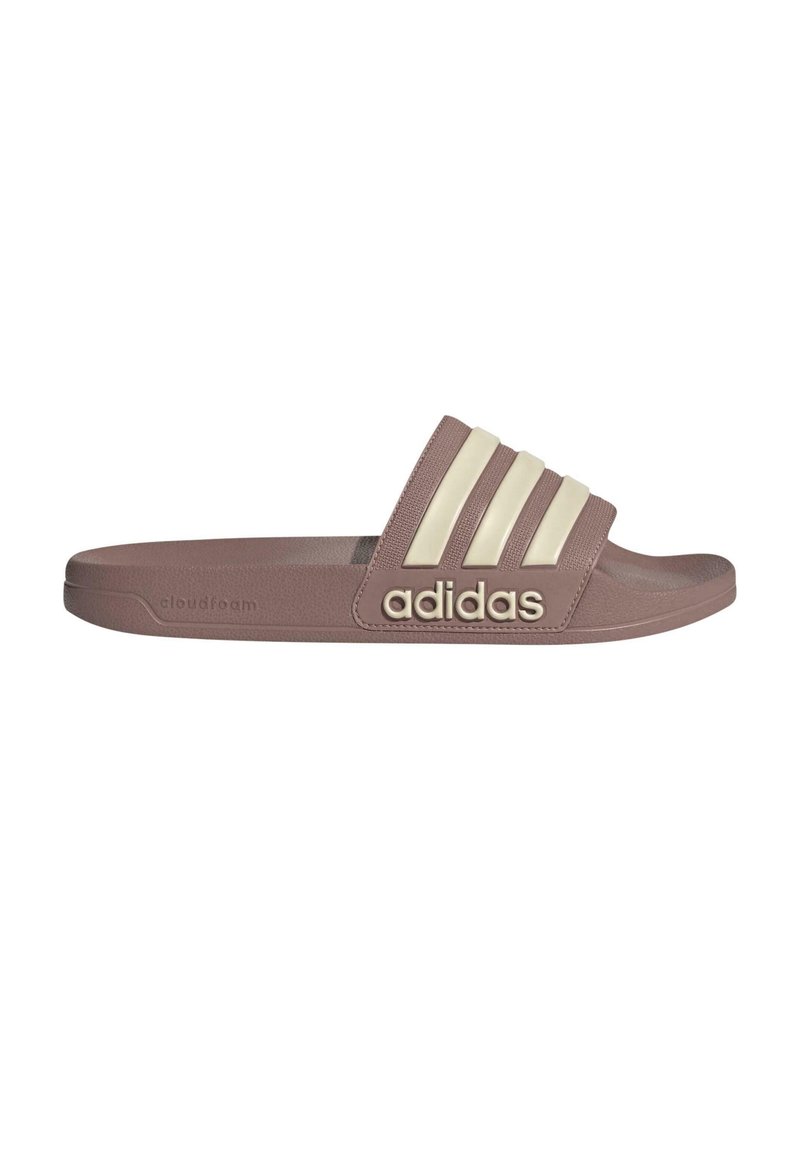 Adidas-Sandalen in Mauve mit einer weichen Textur, die drei cremefarbene Streifen und ein Logo aufweist. Strapazierfähiges, leichtes Design mit einem konturierten Fußbett.