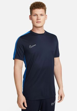 T-shirt sportivo blu navy con maniche corte, dettagli blu sulle spalle, scollo rotondo e logo Swoosh bianco di Nike sul petto.