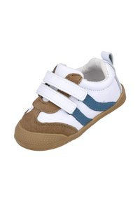 Zapatillas blancas y marrones con acentos azules, hechas de cuero y gamuza, con dos tiras de Velcro y una suela de goma texturizada.