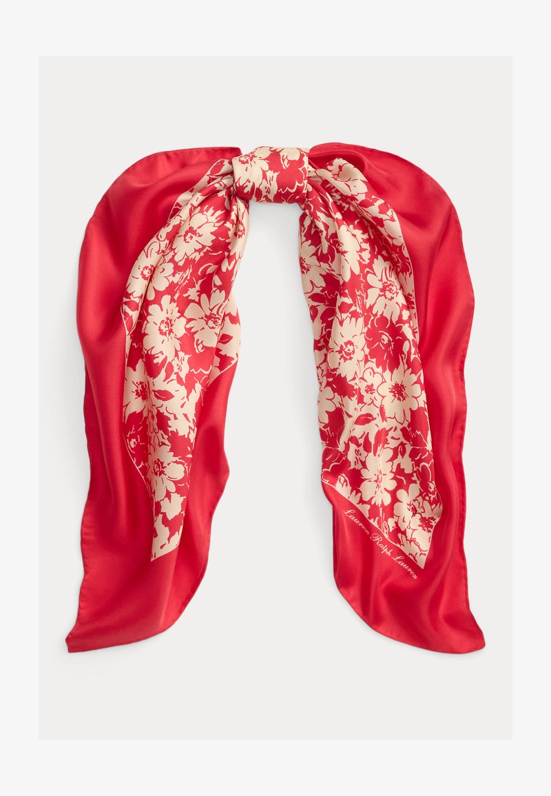 Czerwona jedwabna apaszka z kremowym kwiatowym wzorem, luźno związana na środku, ukazująca gładką i błyszczącą fakturę.