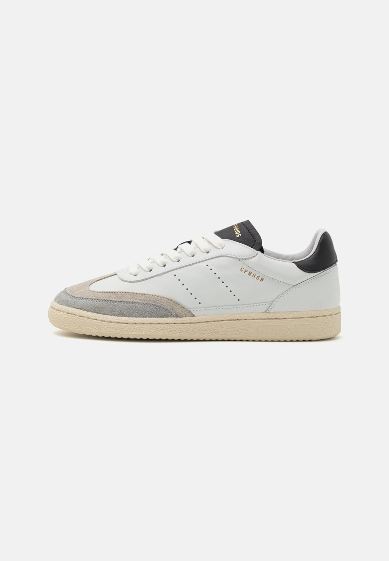 Adidași din piele albă cu accente de suede gri, vârf rotund și talpă din cauciuc texturat. Prezintă detalii perforate și toc contrastant negru.