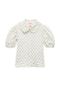Camisa blanca de manga corta con cuello tipo Peter Pan, con lunares negros, tela texturizada y cierre frontal de botones.