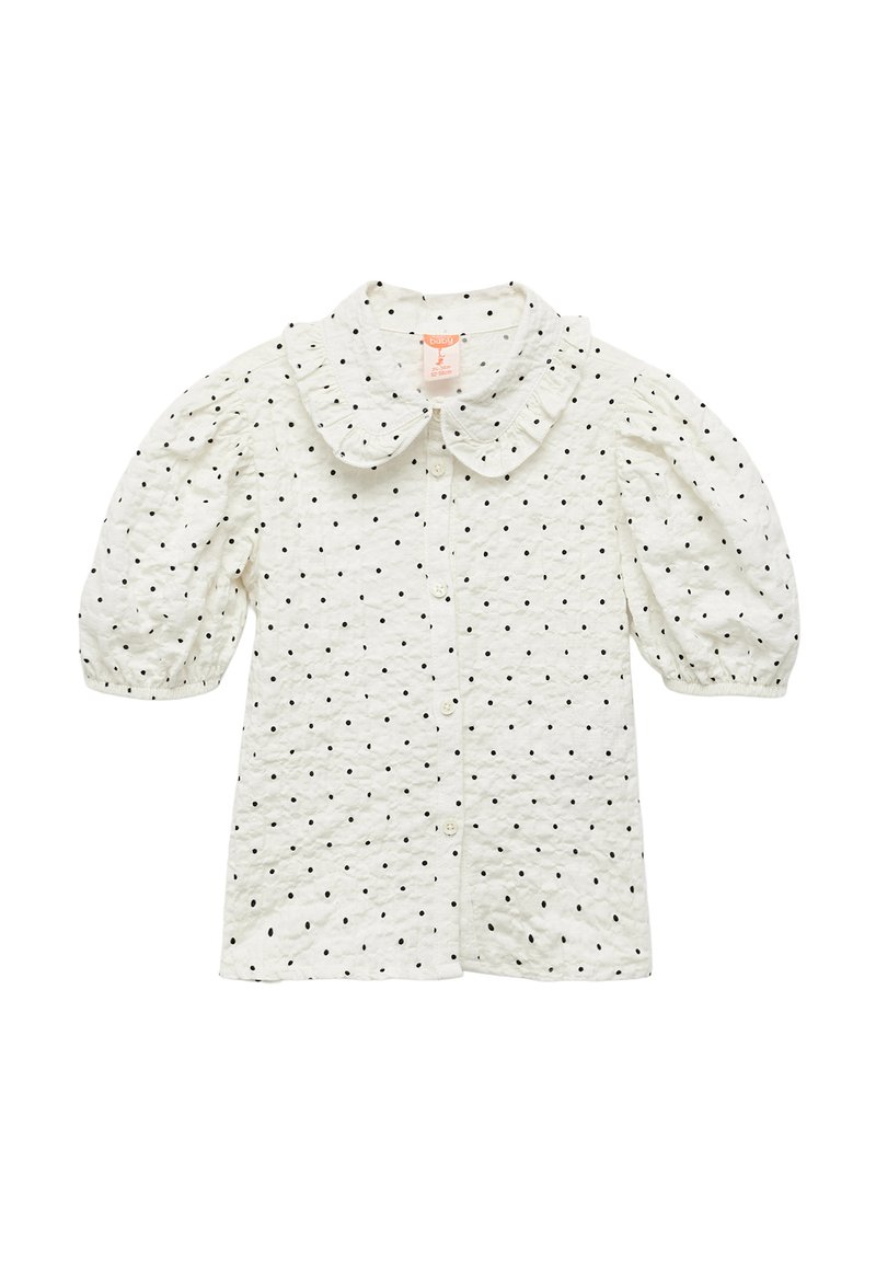 Camisa blanca de manga corta con cuello tipo Peter Pan, con lunares negros, tela texturizada y cierre frontal de botones.