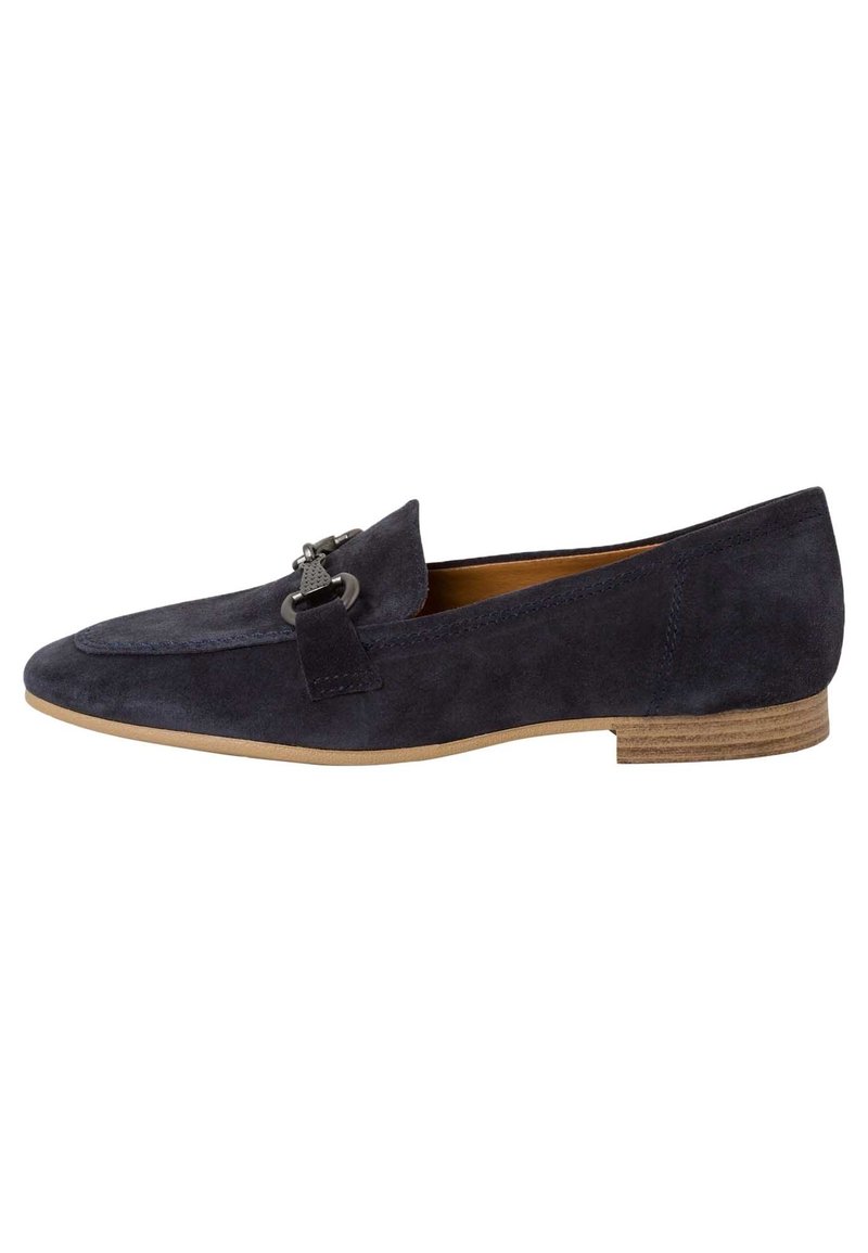 Navy blauwe suède loafers met een platte houten zool, met een decoratieve metalen accent op de wreef en een rond neusontwerp.