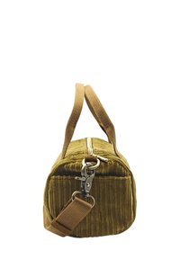 Sac en velours côtelé vert olive avec une fermeture éclair, une poignée supérieure et une bandoulière réglable. Surface texturée et détails en laiton antique.