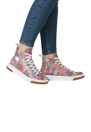 Baskets montantes avec un motif floral dans des tons de rose, bleu et vert. Lacets blancs, fermeture éclair sur le côté et semelle en caoutchouc avec une adhérence texturée.