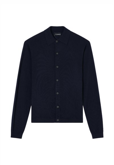 Cardigan blu navy con collo a camicia, maniche lunghe e chiusura frontale con bottoni. Tessuto lavorato a maglia con trama e polsini e orlo a coste.