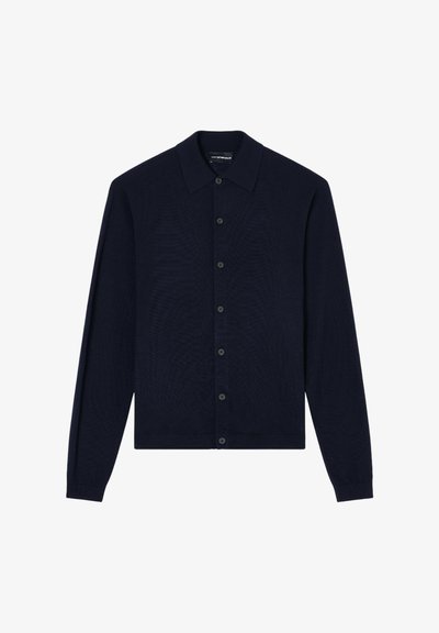 Cardigan blu navy con collo a camicia, maniche lunghe e chiusura frontale con bottoni. Tessuto lavorato a maglia con trama e polsini e orlo a coste.