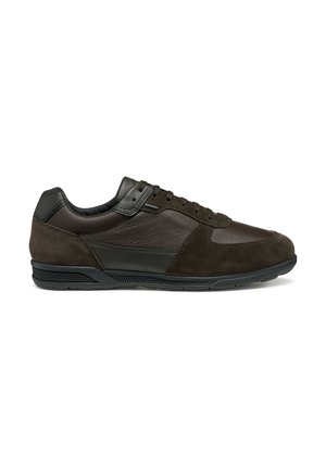 Zapatillas deportivas de color marrón oscuro, fabricadas en cuero y gamuza, con un cuello acolchado, cierre de cordones y suela de goma texturizada para mayor adherencia.