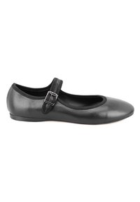 Schwarze Leder-Mary-Jane-Balletschuhe mit rundem Zeh, elastischem Riemen und kleinem Schnallen-Detail. Glatte Oberfläche, flacher Sohlenprofil.