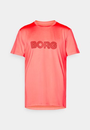 Majica s kratkimi rokavi v svetlem koralnem odtenku, izdelana iz gladkega materiala. Ponaša se z drzno črno oznako "BORG" na sredini in okroglo ovratnikom.