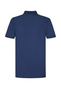 Námořnická modrá polo košile s klasickým límečkem, krátkými rukávy a hladkým bavlněným materiálem. Jednoduchý design bez vzorů či ozdob.