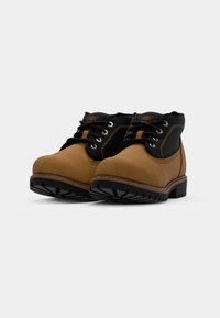 Brune lær ankle boots med sorte tekstil detaljer, snørelukking, gummisåle med grep, og forsterket tåhette.