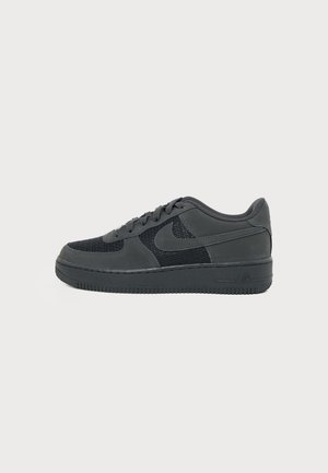 Čierne nízke tenisky Nike Air Force 1 s vrchným dielom z mesh a kože, zapínaním na šnúrky a gumovou podrážkou na jednoduchom pozadí.