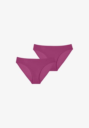 Dos piezas de ropa interior tipo bikini sin costuras en color magenta que se superponen sobre un fondo blanco.