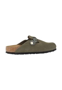 Sabot Birkenstock en daim vert olive avec semelle en liège, semelle noire et sangle réglable avec bouton décoratif.