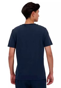 T-shirt di cotone blu scuro con scollo a giro e maniche corte, che mostra una vista posteriore semplice con una texture liscia.