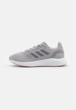 Hellgrauer Mesh-Laufschuh mit weißer Sohle, grauen und pinkfarbenen Akzenten und drei dunkelgrauen Streifen an der Seite.