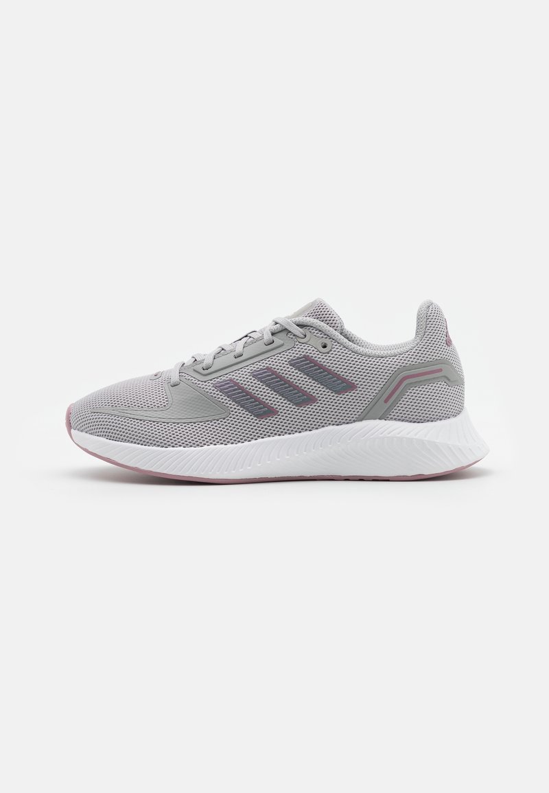 Chaussure de course en mesh gris clair avec semelle blanche, accents gris et rose, et trois bandes gris foncé sur le côté.