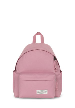 Sac à dos rose avec un design arrondi, fabriqué en tissu durable. Il possède une poche zippée à l'avant et un porte-bouteille d'eau sur le côté. Patch logo sur le devant.