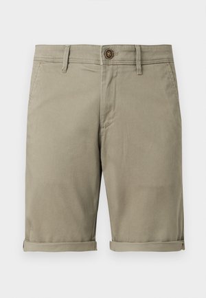 Μπεζ βαμβακερά σορτς με γυρισμένα ρεβέρ, κλείσιμο με κουμπί, θηλιές για ζώνη και πλαϊνές τσέπες, εμφανιζόμενα σε λευκό φόντο.