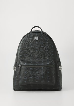 Zaino in pelle nera con motivi impresso, forma arrotondata, tasca frontale con cerniera, accenti in metallo argentato e finitura texture.
