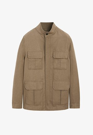 Lysebrun afslappet jakke med høj krave, knaplukning foran og fire klaplommer—to på brystet og to nær taljen.