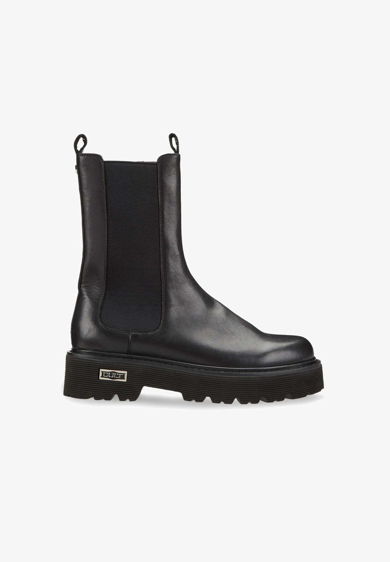 Czarny skórzany botek za kostkę z elastycznymi panelami bocznymi, grubą teksturowaną gumową podeszwą i uchwytem z tyłu dla łatwego zakładania.