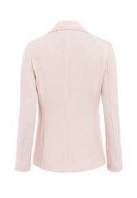 Hellrosa Jacke mit strukturiertem Stoff, langen Ärmeln und fransigem Kragen, von hinten gezeigt. Gerade Silhouette mit Nähten.