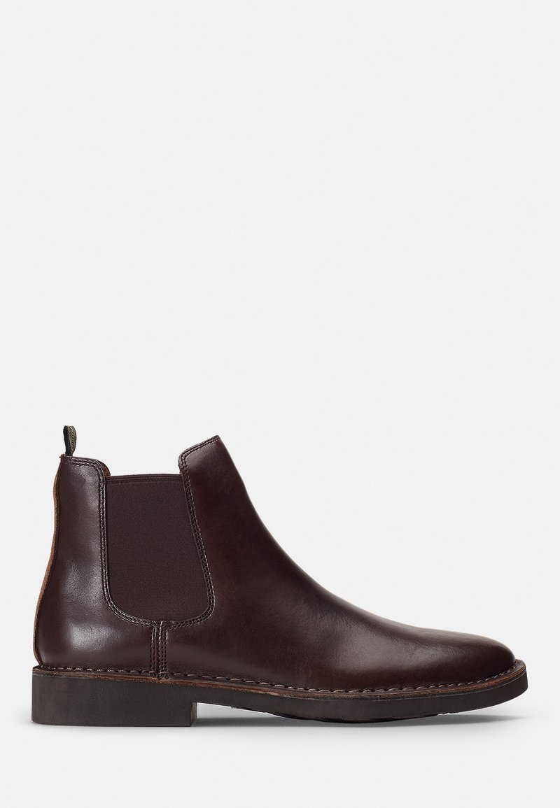Bottine Chelsea en cuir marron foncé avec panneau latéral élastique, languette au talon, semelle cousue et talon bas, vue de profil sur fond blanc.