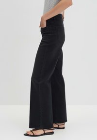 someday. MID RISE LOOSE FIT - Flared Jeans - raven black