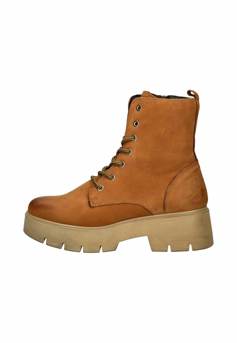 Botines de tobillo en color marrón claro, hechos de ante, con una suela de plataforma beige y gruesa, ojetes de metal, cordones planos y un cuello acolchado para mayor comodidad.