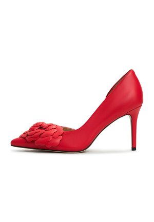 Chaussure à talon aiguille en cuir rouge avec un bout pointu et un détail d'appliqué floral sur la boîte à orteils. Texture lisse avec un talon stiletto.