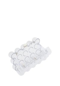 Klar akryl clutch med afrundede kanter, cirkulært mønster på overfladen og en sølvfarvet lås. Har en kompakt, rektangulær form.