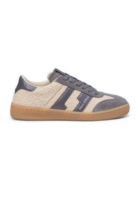 Baskets basses en daim gris et tissu beige texturé. Caractérisées par des accents en caoutchouc gris et un logo, avec une semelle extérieure en caoutchouc marron.