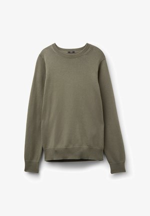 Olivgrüner, gestrickter Rundhalspullover mit langen Ärmeln sowie gerippten Bündchen und Saum, flach auf weißem Hintergrund liegend.