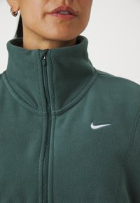 Nike Performance ONE  - Suéter de forro polar - vintage green/white